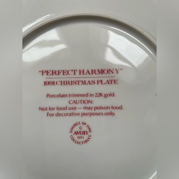Avon 1991 CHRISTMAS PLATE “PERFECT HARMONY”
Porcelain trimmed in 22K gold. NIB - Picture 4 of 5